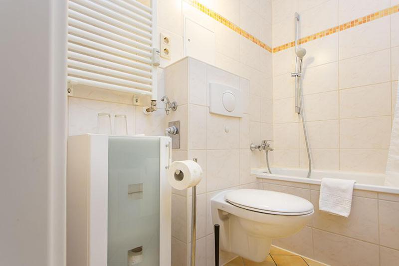 H&H Apartments Im Herzen Der Stadt Teilweise Mit Balkon Ruhig Zentral Modern Mit Kueche Greifswald Ngoại thất bức ảnh